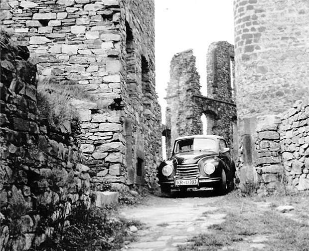 Ein Oldtimer DKW F91 auf Burg Olbrück. privat
