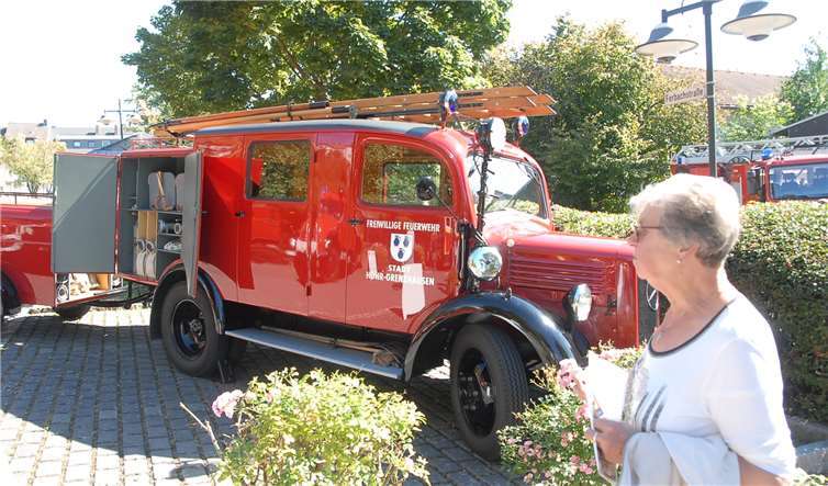 Die Kannenbäckerstadt bat zu Tisch Ein Oldtimer der Feuerwehr interessierte die Besucherder Ausstellung. Das älteste Fahrzeug ist von 1942.