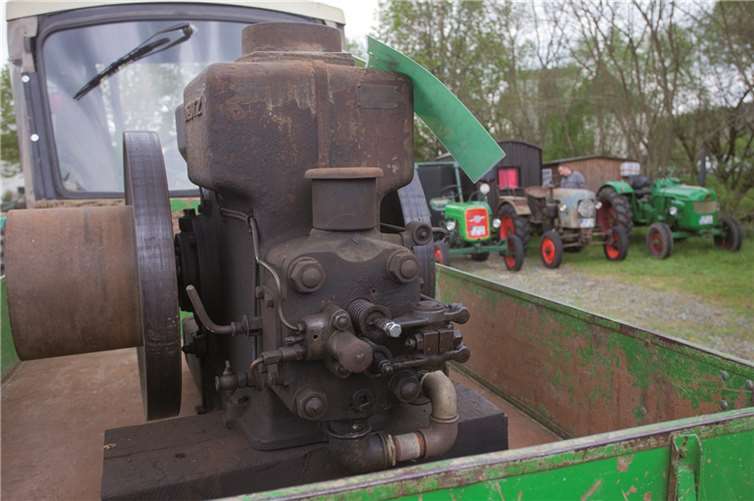 Ein Oldtimerfreund hatte auf seinem Traktor einen alten Standmotor dabei.