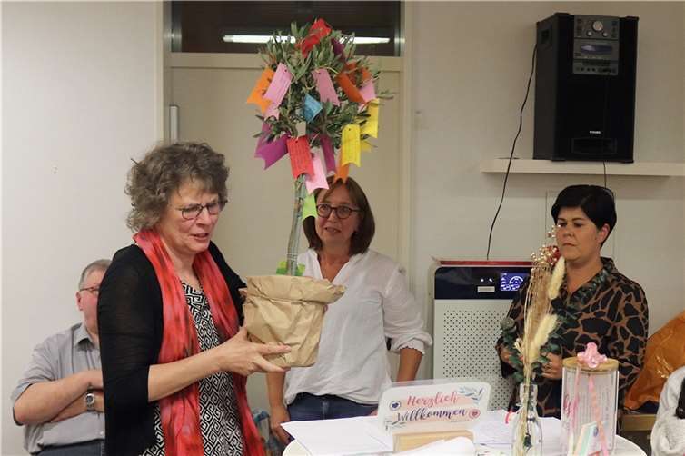 Ein Olivenbäumchen mit vielen bunten Wünschen wurde durch Dagmar Weber und Anja Schmidt überreicht. Foto: Rita Steindorf