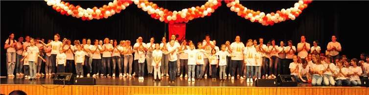 Ein Opening der Superlative mit fast 100 Mitwirkenden zur Feier der 50-jährigen Partnerschaft Ettringen (Eifel)/Ettringen (Bayern).  Fotos: BS