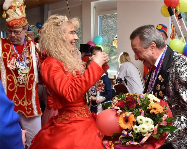 Ein Orden für den Bürgermeister, Blumen für die Verscheider Prinzessin Bea.
