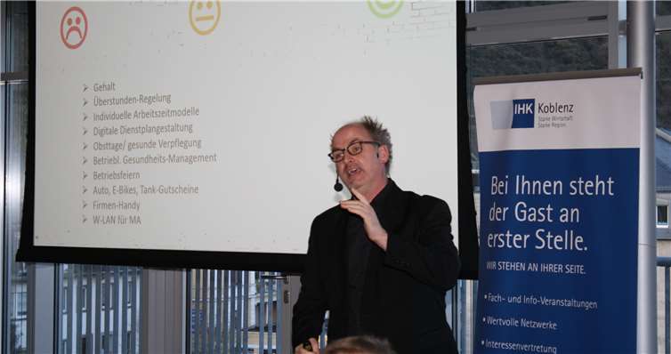 Ein Organigramm für einen perfekten Betrieb mit zufriedenen Mitarbeitern erstellte Businesstrainer Thomas Pütter. Hier konnte er wichtige Tipps an die Firmenführung weitergeben.