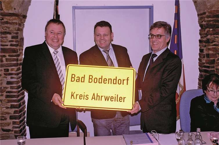 Ein Ortsschild mit dem Namenszug Bad Bodendorf überreichten Landrat Dr. Jürgen Pföhler (l.) und Sinzigs Bürgermeister Wolfgang Kroeger (r.) an den Ortsvorsteher von Bad Bodendorf, Alexander Albrecht. RÜ