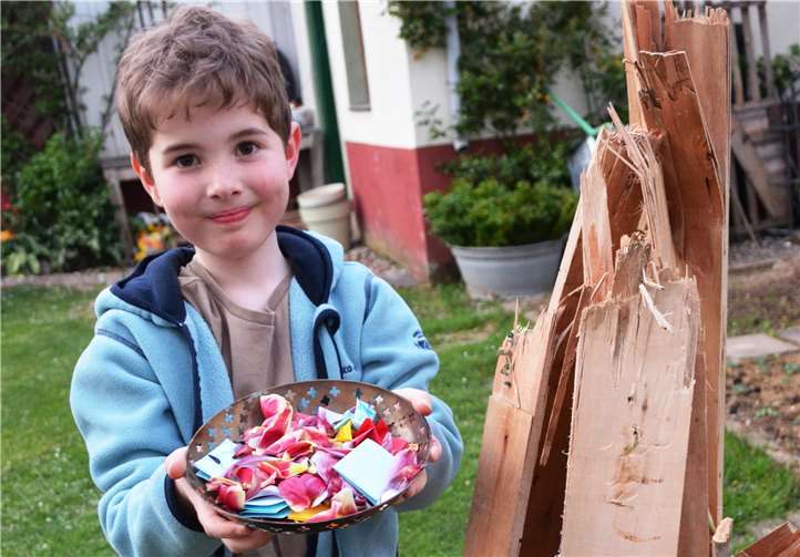 Ein Osterfeuer wird vorbereitet. Foto: privat