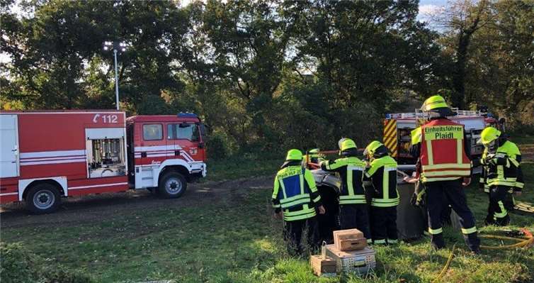 Ein PKW hatte im Bereich des Freibades ein Traktorgespann gerammt, war in die Böschung gestürzt und auf der Fahrerseite liegen geblieben.