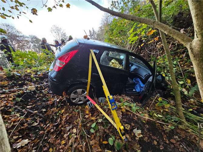 Ein PKW war in Höhe des Parkplatzes Ellerbruch von der Fahrbahn abgekommen und mehrere Meter einen Abhang hinuntergestürzt. Fotos: Freiwillige Feuerwehr Bad Honnef