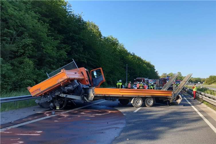 Ein PKW war mit einem LKW kollidiert. Foto: ELW Maifeld