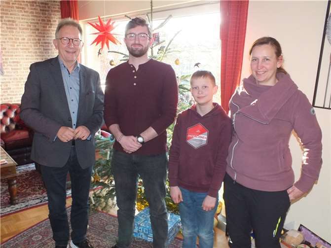 Ein PPP-Stipendiat ist oft die Grundlage für lebenslange Freundschaften und Beziehungen, wie sich im Austausch von Erwin Rüddel, Gabriel Miller sowie Ben und Miriam Werner ebenfalls herausstellte.  Foto: Reinhard Vanderfuhr/Büro Rüddel