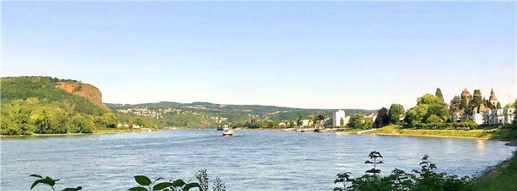 Ein Panoramabild ziert diesmal den Titel des VHS-Programmhefts. Foto: VHS Remagen