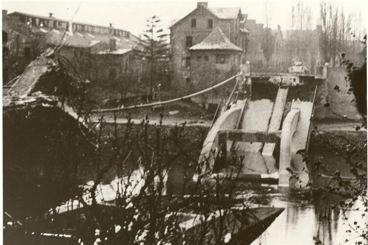 Ein Panzer steht am 27. März 1945 auf Oberlahnsteiner Seite der durch die Wehrmacht gesprengten Lahnbrücke. 