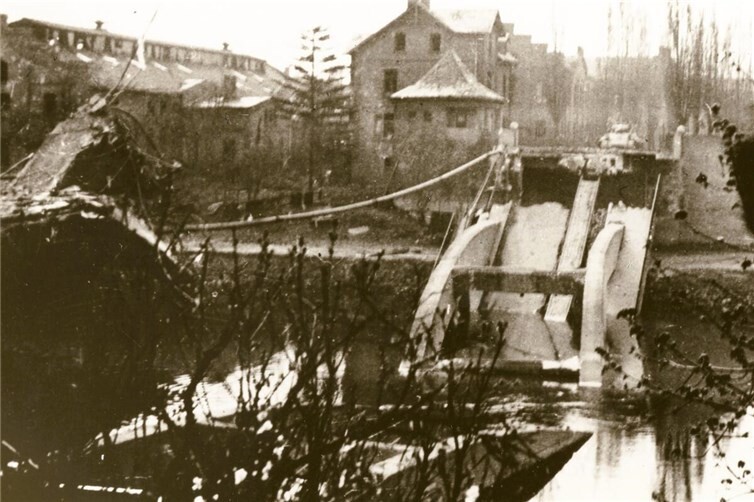 Ein Panzer vor der zerstörten Lahnbrücke im März 1945.