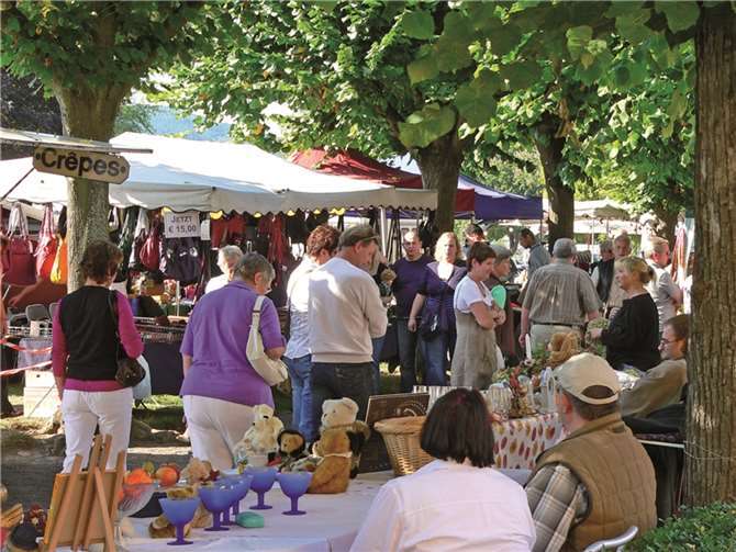 Ein herbstlich buntes Wochenende Ein Paradies für Schnäppchen- und Kuriositätenjäger ist der Antik- und Trödelmarkt, der an beiden Veranstaltungstagen ans Rheinufer lockt. privat