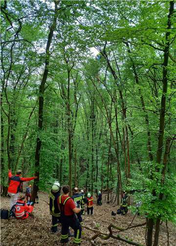 Ein Paraglider war nach dem Startvorgang abgestürzt und hatte sich in einem Baum im unter der Startfläche liegenden Wald verfangen.Foto: privat