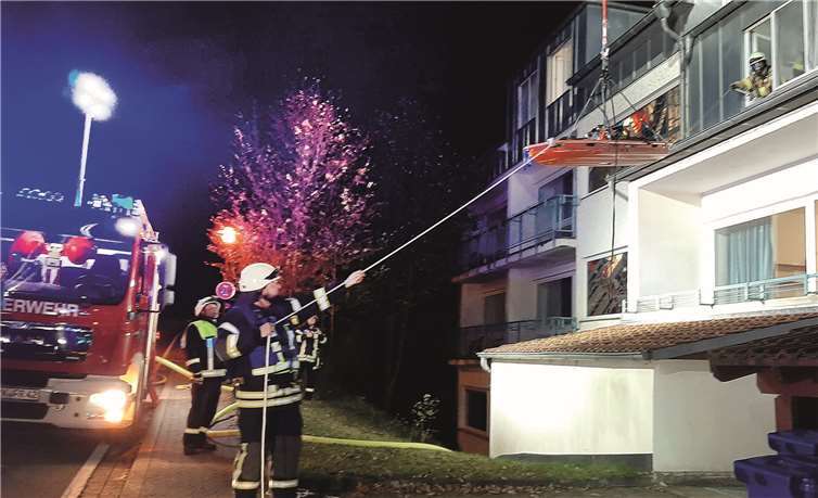 Ein Patient musste mit Drehleiter und Schleifkorbtrage aus dem Gebäude gerettet werden.