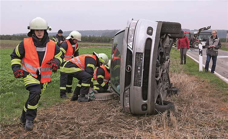 Ein Personenwagen hatte sich überschlagen und war auf der Seite neben der Straße liegen geblieben, das war Teil des Szenarios.