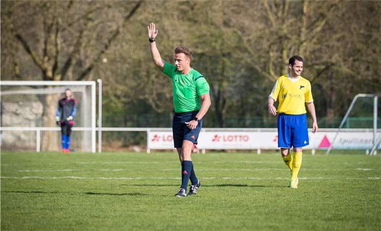 Ein Pfiff, ein Zeichen und schon weiß jeder, wo es langgeht. Schiedsrichter Fabian Schneider beim Derby zwischen des Lokalrivalen Ahrweiler und Dernau.