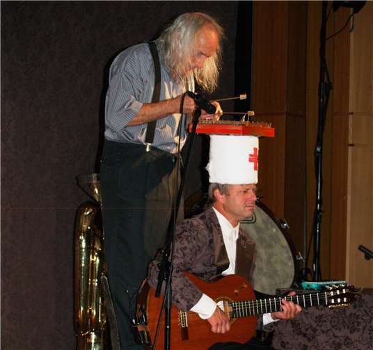 Ein Pianist am gekippten Klavier und ein Saxophonist, der balanciert, das sind Gogol und Mäx