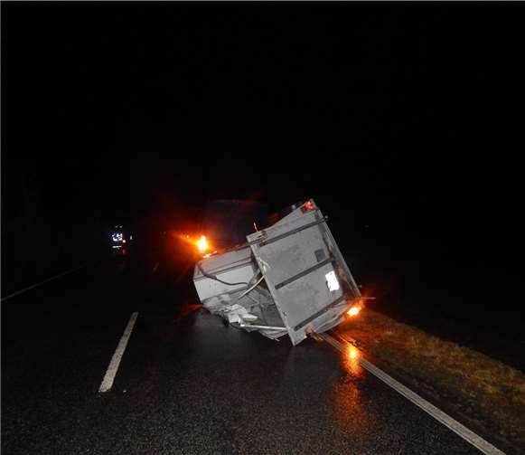 Ein Pkw-Anhänger wurde von einer Böe erfasst und gegen ein anderes Auto geschoben.