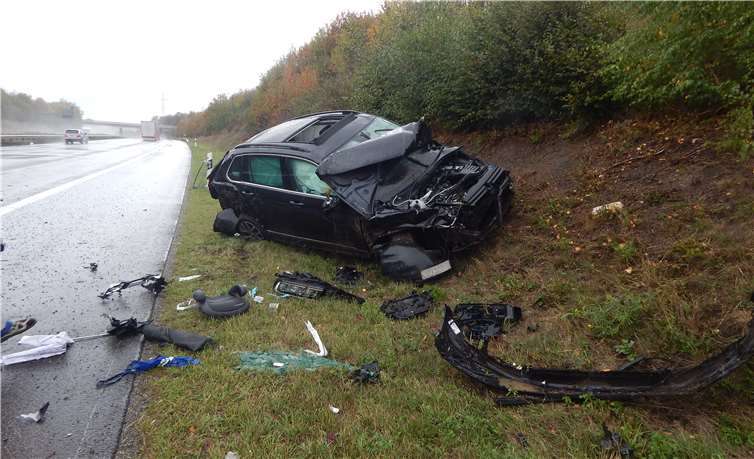 Ein Pkw-Fahrer hatte wegen nicht angepasster Geschwindigkeit die Kontrolle über seinen Wagen verloren uns sich daraufhin überschlagen. Fotos: Polizeiautobahnstation Montabaur