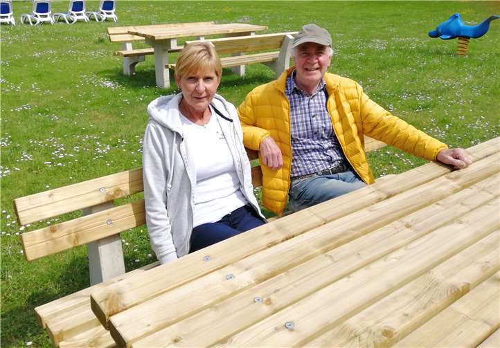 Ein Platz an der Sonne: Hallenbadchefin Inge Amzehnhoff freut sich über die neuen Sitzgarnituren, die der Förderverein - im Bild Vorsitzender Reinhold Poloczek - gestiftet hat. Foto: privat