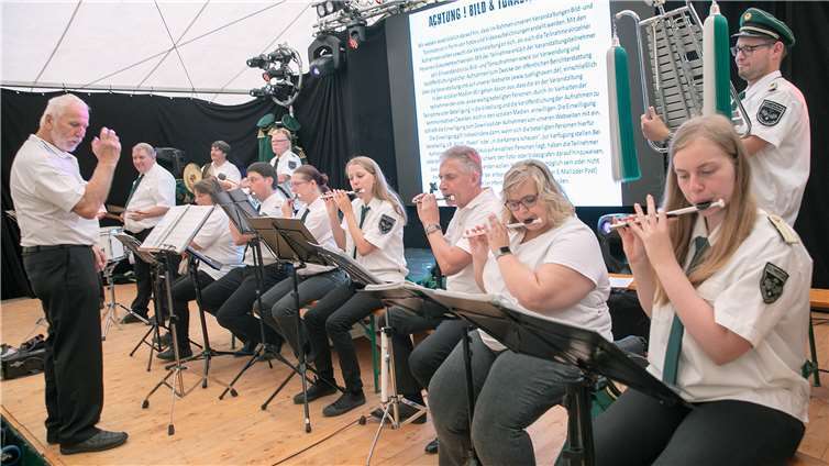 Ein Platzkonzert gab der Spielmannszug „Rheinklänge“ Remagen im Festzelt bei der Kirmes in Züllighoven. Fotos: JOST