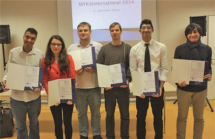 Ein Pluspunkt für jede Bewerbungsmappe: Zum Abschluss des transnationalen Qualifizierungsprojekts „MYK4international“ erhielten die Absolventen ihr Teilnahmezertifikat.Jobcenter MYK