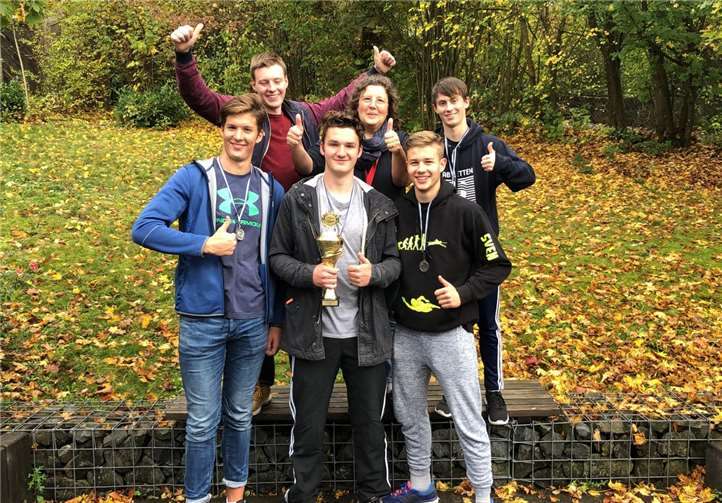 Ein Pokal geht ins Ahrtal zum TV06 Bad Neuenahr Wettkampfteam mit Kampfrichter.Foto: privat