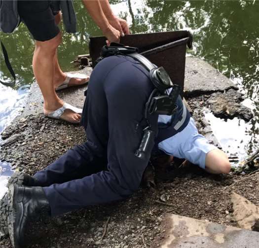 Ein Polizeibeamter der Polizeiinspektion Straßenhaus holte drei Entenbabys aus einem Kanal. Polizei