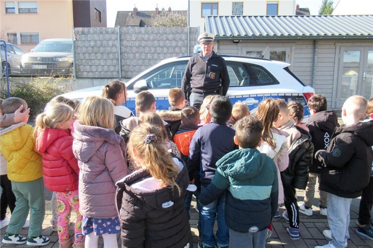 Ein Polizeibeamter erklärt den Vorschulkindern der Caritas-Kita St. Franziskus in Wirges seinen Berufsalltag und beantwortet geduldig die vielen Fragen der neugierigen Mädchen und Jungen.