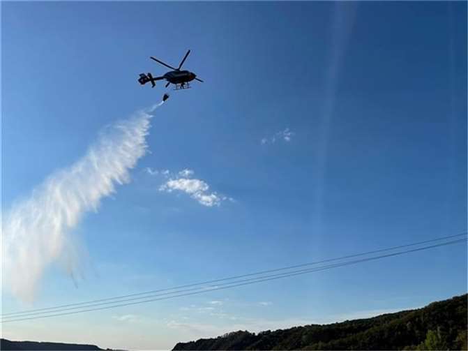 Ein Polizeihubschrauber unterstützte die Löscharbeiten.