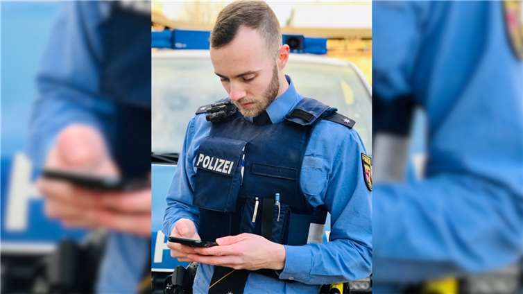 Ein Polizist, der gerade dienstlich am Handy arbeitet.  Foto: Polizei Koblenz