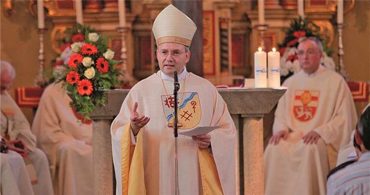 Ein Pontifikalamt zur Eröffnung des Jugendfestivals zelebrierte Weihbischof Dr. Helmut Dieser.