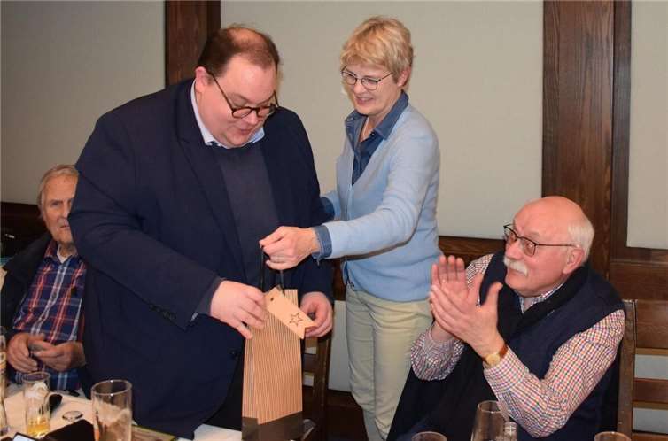 Ein Präsent für Dr. Seebert nach dem Vortrag. Fotos: Karl-Heinz Schmelzeisen