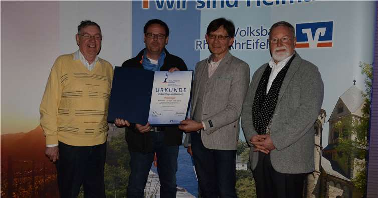 Ein Preisgeld ging ebenfalls an die Ortsgemeinde Antweiler, die seit vielen Jahren durch gezielte Initiativen den Zusammenhalt im Dorf fördert und damit nicht zuletzt erreicht, dass der Ort auch für junge Familien attraktiv bleibt. Foto: CF