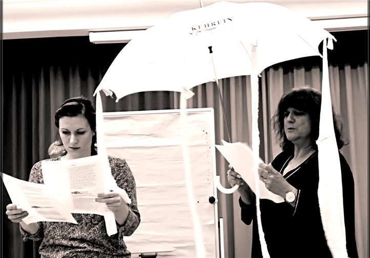 Ein Probenfoto der neuen Produktion „Divendämmerung“ mit Tina Esch und Christiane Brühl (v.l.).  privat