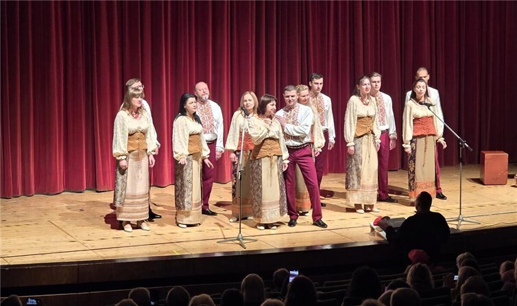 Standing Ovations für ukrainische Musiker im Rheinbacher Stadttheater Ein Programm der Spitzenklasse überraschte die Gäste beim Konzert des.akkademischen Kammerchors Chreschtschatyk aus Kiew, der mit frenetischem Applaus gefeiert wurde.