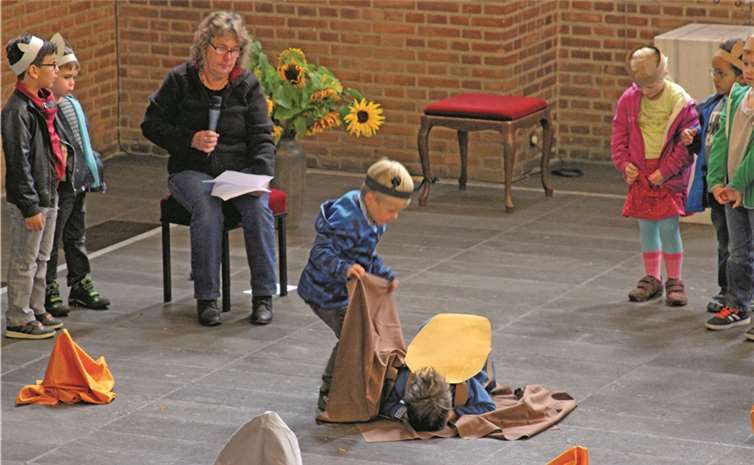 Ein Programmpunkt der kleinen Feier war das Rollenspiel „Wie die Ameise zum Sämann wurde“, das die älteren Kinder aufführten.privat