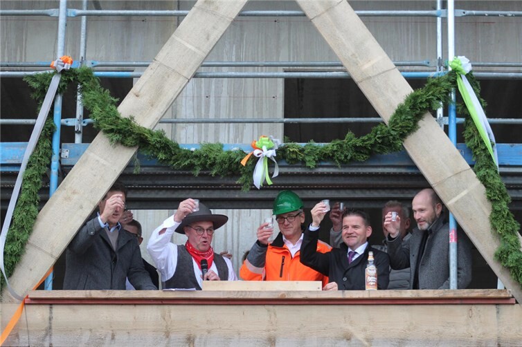 Ein Prosit auf das Richtfest des Schulcampus-Neubau, nach dem Richtspruch von Andreas Hülsken (Bauleiter Bau, Firma Ten Brinke). Fotos: DU