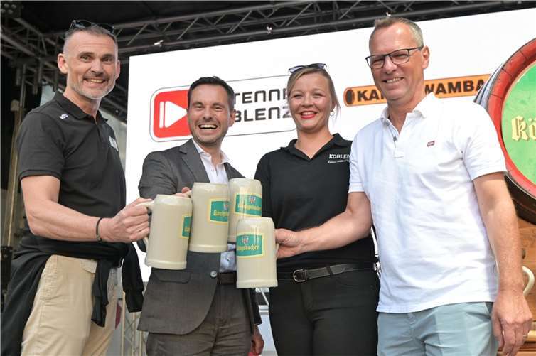 Ein Prosit auf den 45. Schängelmarkt: (v.l.) Thomas Klein (EPG Baskets Koblenz), David Langner (Oberbürgermeister Stadt Koblenz),  Miriam Schuff (Citymanagerin Koblenz), Detlev Port (Bitburger Braugruppe GmbH).