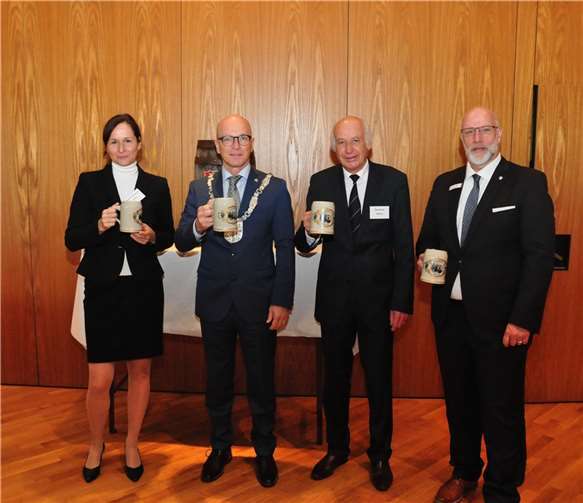 Ein Prosit auf den Lukasmarkt 2022: (v.l.) Prof. Dr. Alexandra W. Busch, Oberbürgermeister Dirk Meid, Bürgermeister Bernhard Mauel und Fachbereichsleiter 1, Uwe Hoffmann.  Fotos: BS