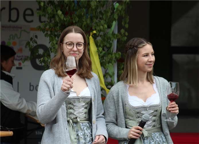 Ein Prosit auf den Weinfrühling Mittelahr. 
