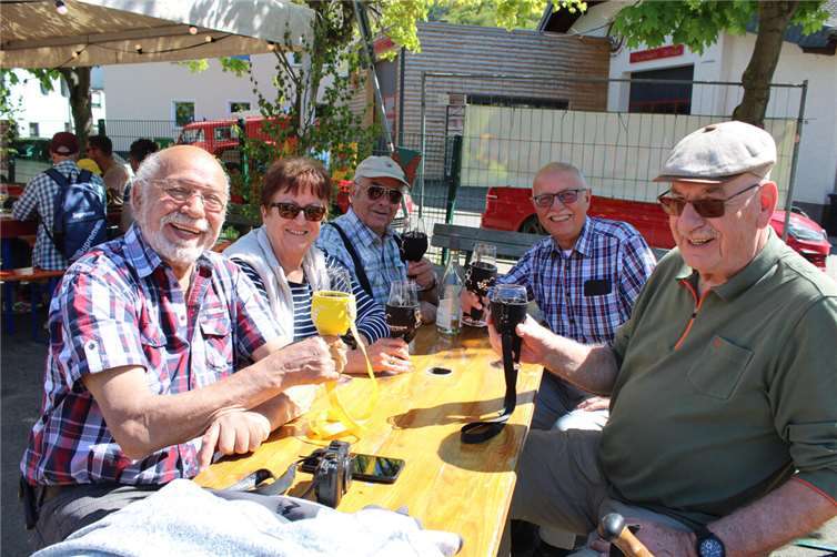 Ein Prosit auf den Weinfrühling gab es von dieser aus Elsdorf im Kreis Bergheim angereisten Wanderer-Gruppe.