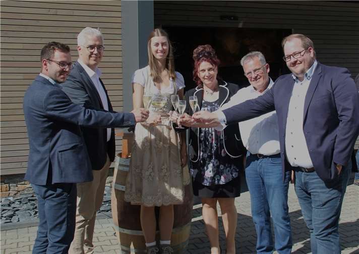 Ein Prosit auf die Eröffnung: (von links) Dirk Stephan, Dominik Gieler, Stephanie Schmidt, Eva Flügge, Rudolf Mies und Mirco Burkardt. Foto: GS