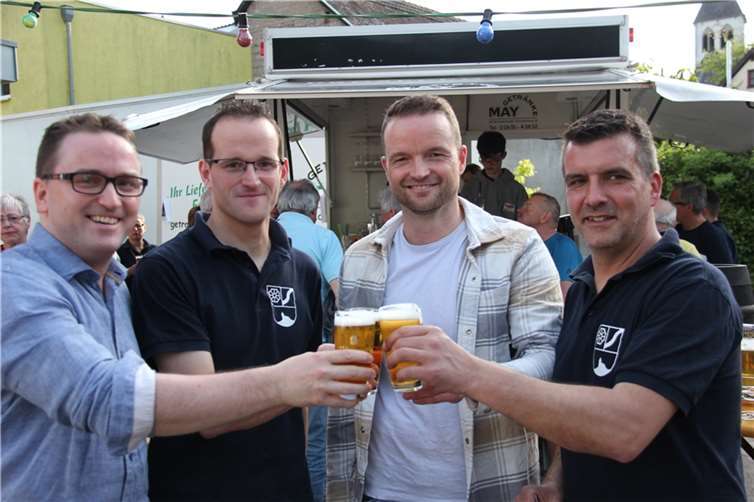 Mit „Eifeldampf“ tanzt das Dorf in den Mai Ein Prosit auf die laue Nacht in den Mai in Gönnersdorf: (von links) Marcel Caspers, Christian Heuser, Andreas Heuser und Dennis Schütze. Foto: GS