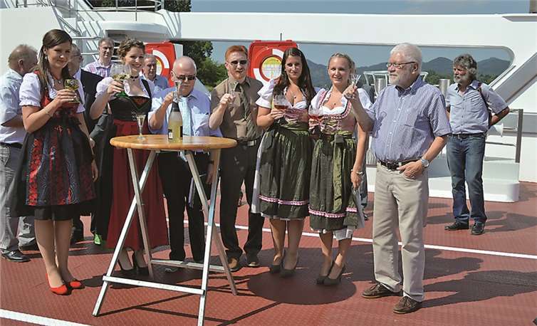Ein Prosit auf die neue Fähre! AB