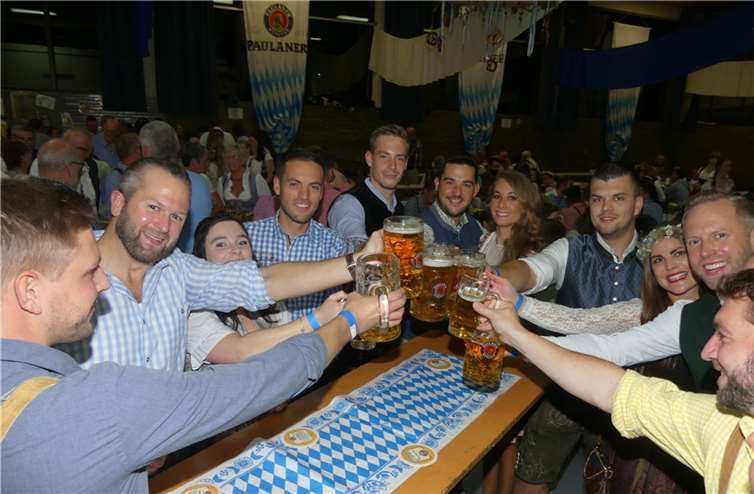 Ein Prosit der Gemütlichkeit!“. Beim Oktoberfest in der Eifelgoldhalle ging es zünftig zur Sache. Fotos: TE