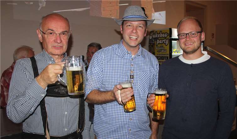 Ein Prost auf das Lantershofener Oktoberfest. (v.li.) Erich Althammer (Vorsitzender Bürgervereinigung), Subregens Philip Peters und Ex-Schützenkönig Robin Grießel.