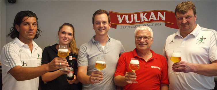 Ein Prost auf die neue Saison: (v.li.n.re.) Trainer Cornel Hirt, Natascha Schmitz, Hausherr Malte Tack, Robert Kamp und SG Präsident Harald Heinemann freuen sich auf die neue Saison im besonderen Mendiger Umfeld.