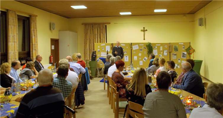 Ein Publikum voller Weinbegeisterter im katholischen Pfarrheim von St. Sebastian.Privat